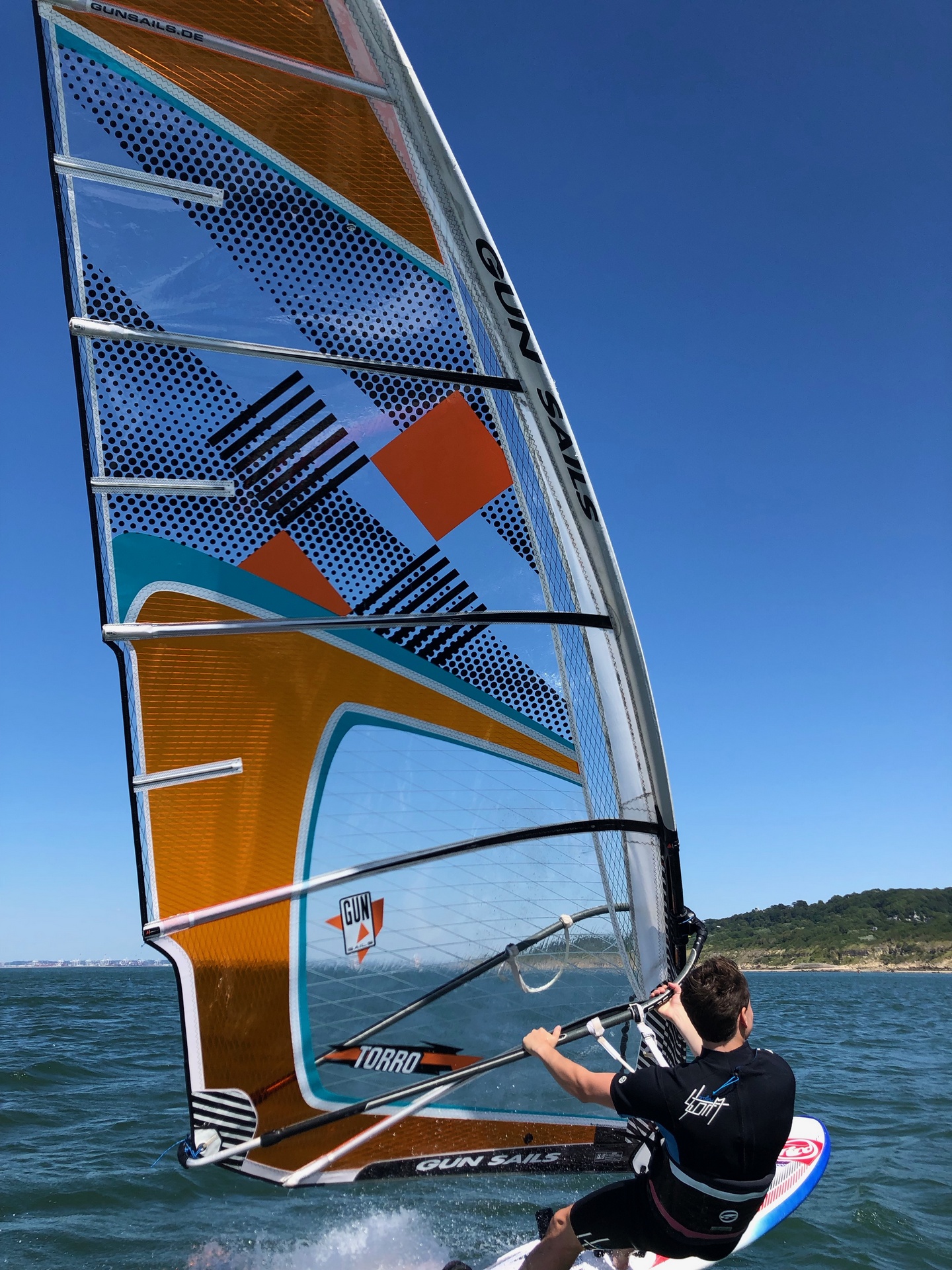 Venez pratiquer la planche à voile en groupe